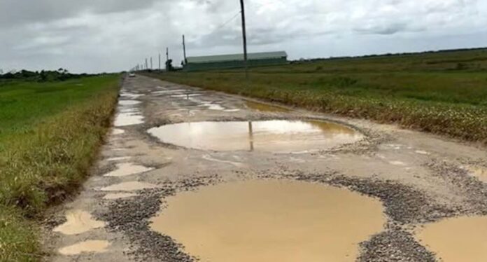 Jones: “Slechte staat wegstrekking naar Nickerie niet schuld van deze regering”