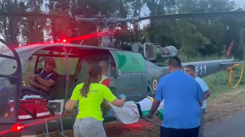 Het slachtoffer wordt overgebracht naar de helikopter op de weg
