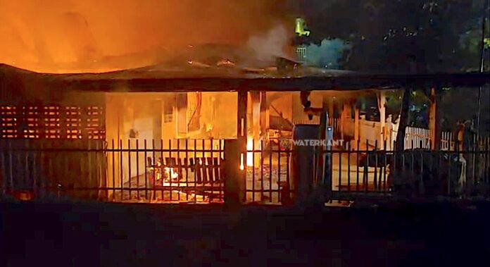 Felle brand verwoest woning te Van Pettenpolder in Nickerie
