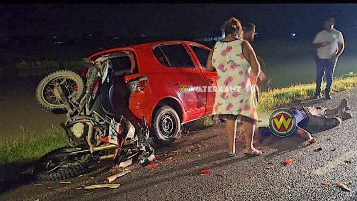 Motorrijder zwaargewond na botsing op stilstaande auto in Nickerie