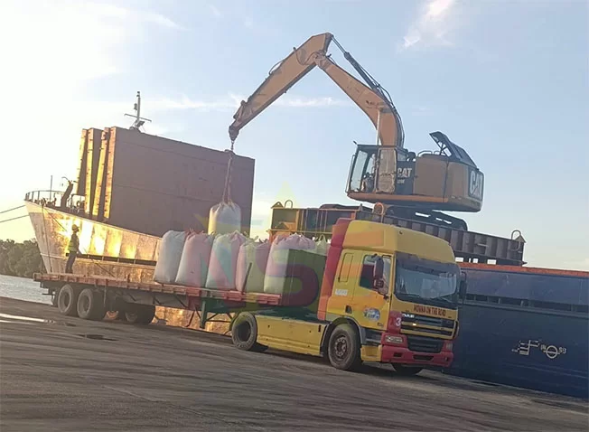 Volledige lading 385 ton illegaal ingevoerde rijst onder politiebewaking bij FAI