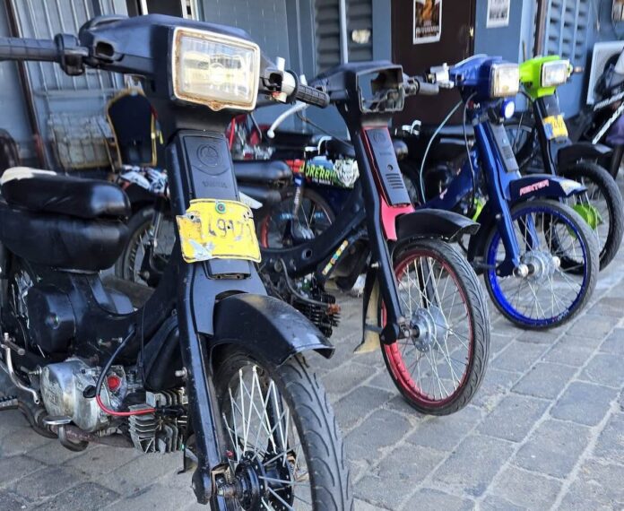 Politie neemt aangepaste bromfietsen en onderdelen in beslag in Regio West