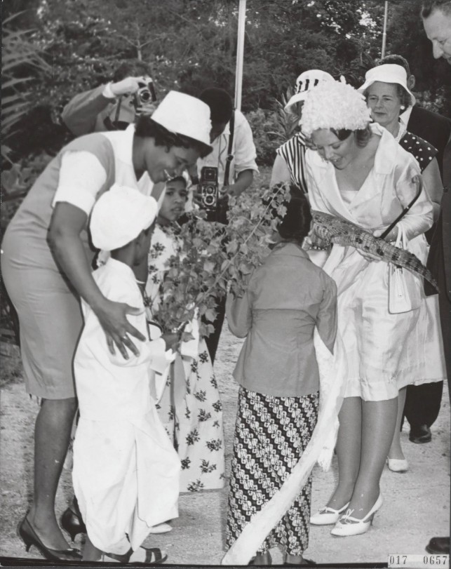 Prinses Beatrix neemt een opgezette kaaiman aan als cadeau tijdens haar bezoek aan Wageningen in 1965. Foto Nationaal Archief